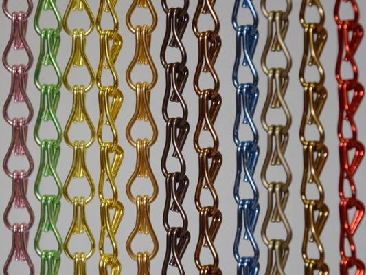 Cortina do metal – vário opções do estilo, elegante e funcional para balcões e cortinas, tetos, divisor do espaço