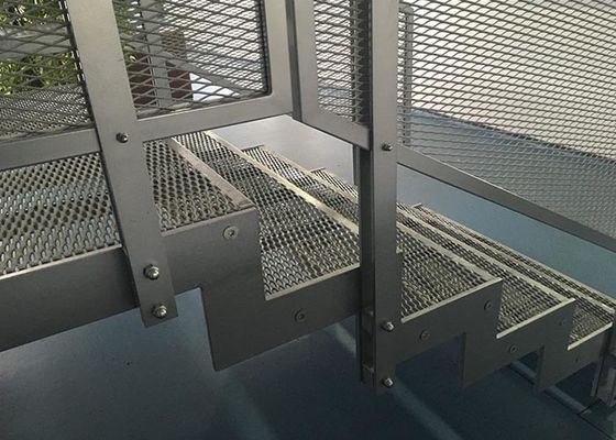 O passo de escada expandido do metal com capacidade de carga antiderrapagem e alta fornece a grande segurança para os pedestres que andam em escadas