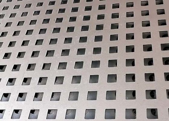 A tela perfurada do metal do furo de quadrado fornece a área maior da circulação para a filtração, a seleção e a ventilação