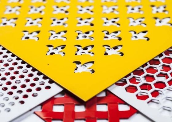 Chapa Metálica Perfurada Decorativa 1x2m para Fachada de Teto e Divisória