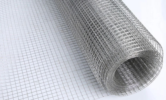 Cercas de cor prateada 2*2cm Galvanizado de malha de arame soldado rolos de aço carbono