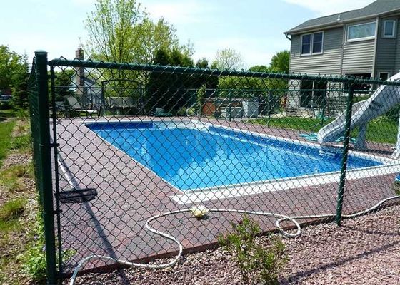 A cerca de ligação de cadeia da piscina impede que as crianças caia na água