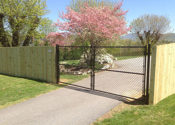 Porta de vedação decora jardins e jardins e protege a sua propriedade