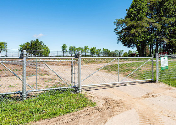 Porta de vedação decora jardins e jardins e protege a sua propriedade