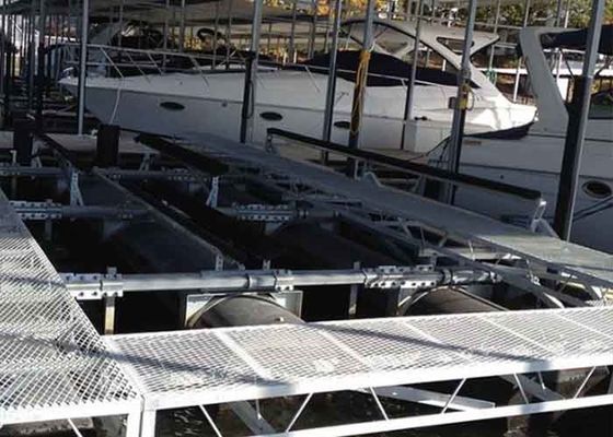 Passeios de metal expandido revestido em pó oferecem uma passagem segura para projetos de construção
