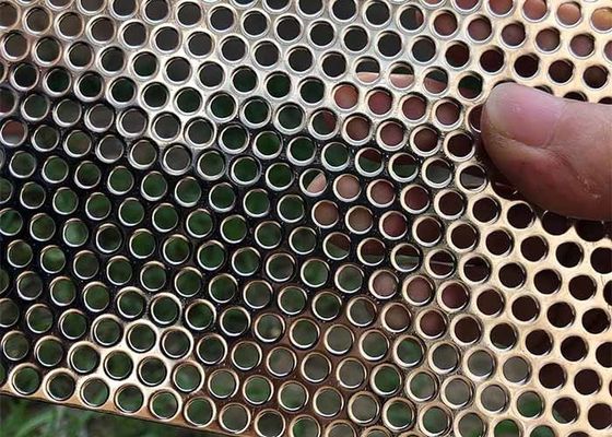 Disposições de dois buracos para placas perfuradas circulares retas e escalonadas