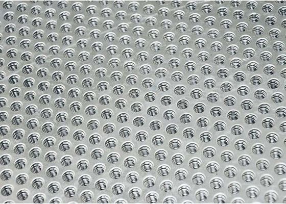 Folhas metálicas perfuradas de centro escalonadas ASTM B209 Padrão Vários materiais Áreas abertas 5% - 79%