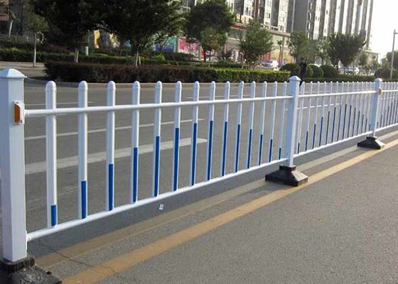 A vedação de estradas é uma boa solução para proteger os pedestres na rua da cidade