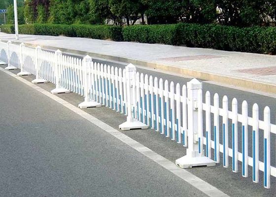 A vedação de estradas é uma boa solução para proteger os pedestres na rua da cidade