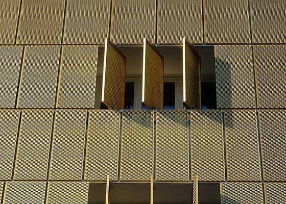 O para-sol expandido do metal protege a construção do mais breeziest adumbral da luz solar forte
