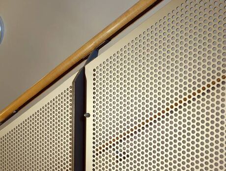 Malha de Metal Perfurada Expandida de Alta Resistência, Design Flexível Adequado para Cercas de Segurança e Sistemas de Ventilação