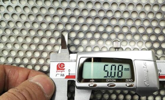 Tela metálica perfurada de corte de precisão, ideal para painéis acústicos e sistemas de filtragem de ar em edifícios comerciais