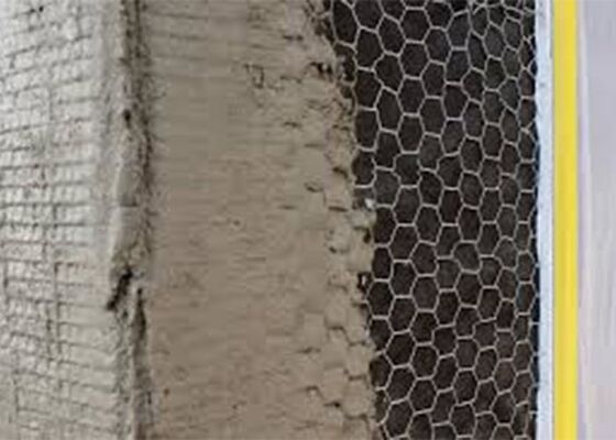 Rede de fio hexagonal usada como rede de estuque para reforçar telhado e parede